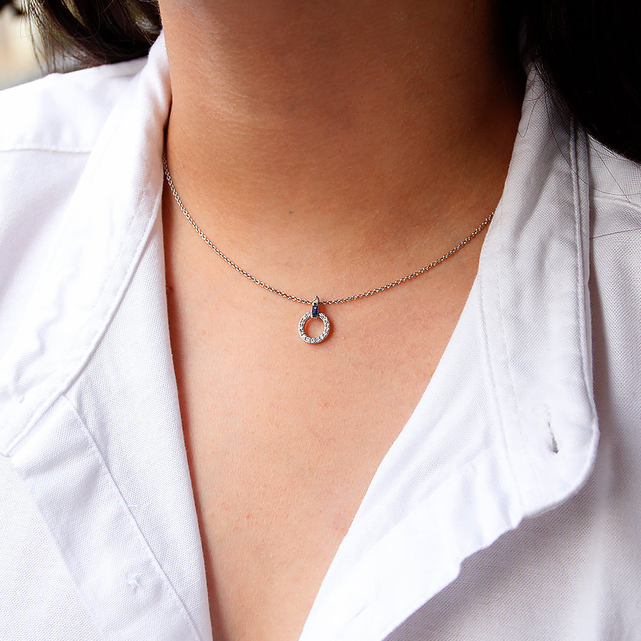 Minimal Circular Diamond Necklace With Blue Sapphire